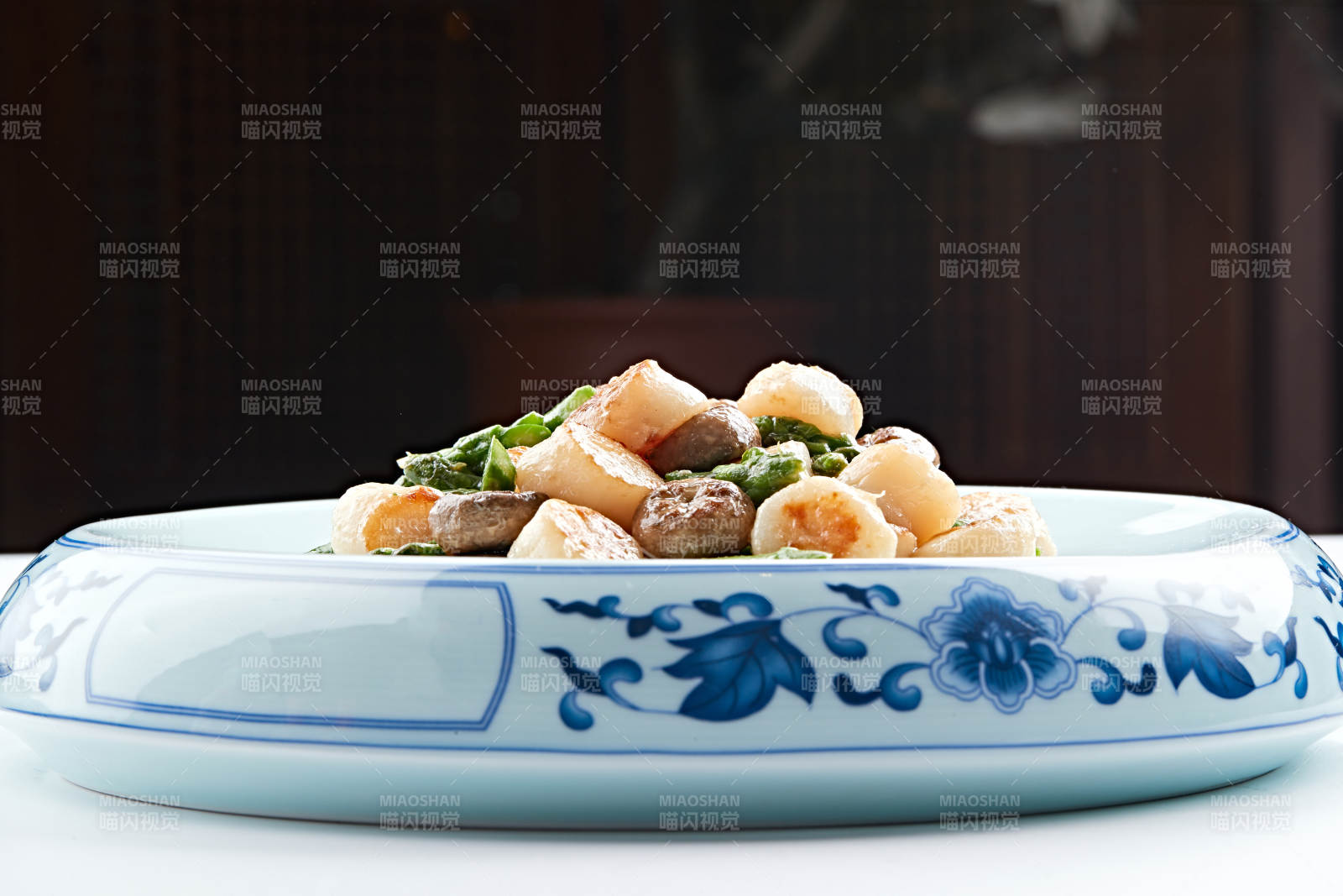 青花瓷器装的澳带口蘑炒鲜芦笋