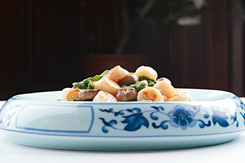 青花瓷器装的澳带口蘑炒鲜芦笋