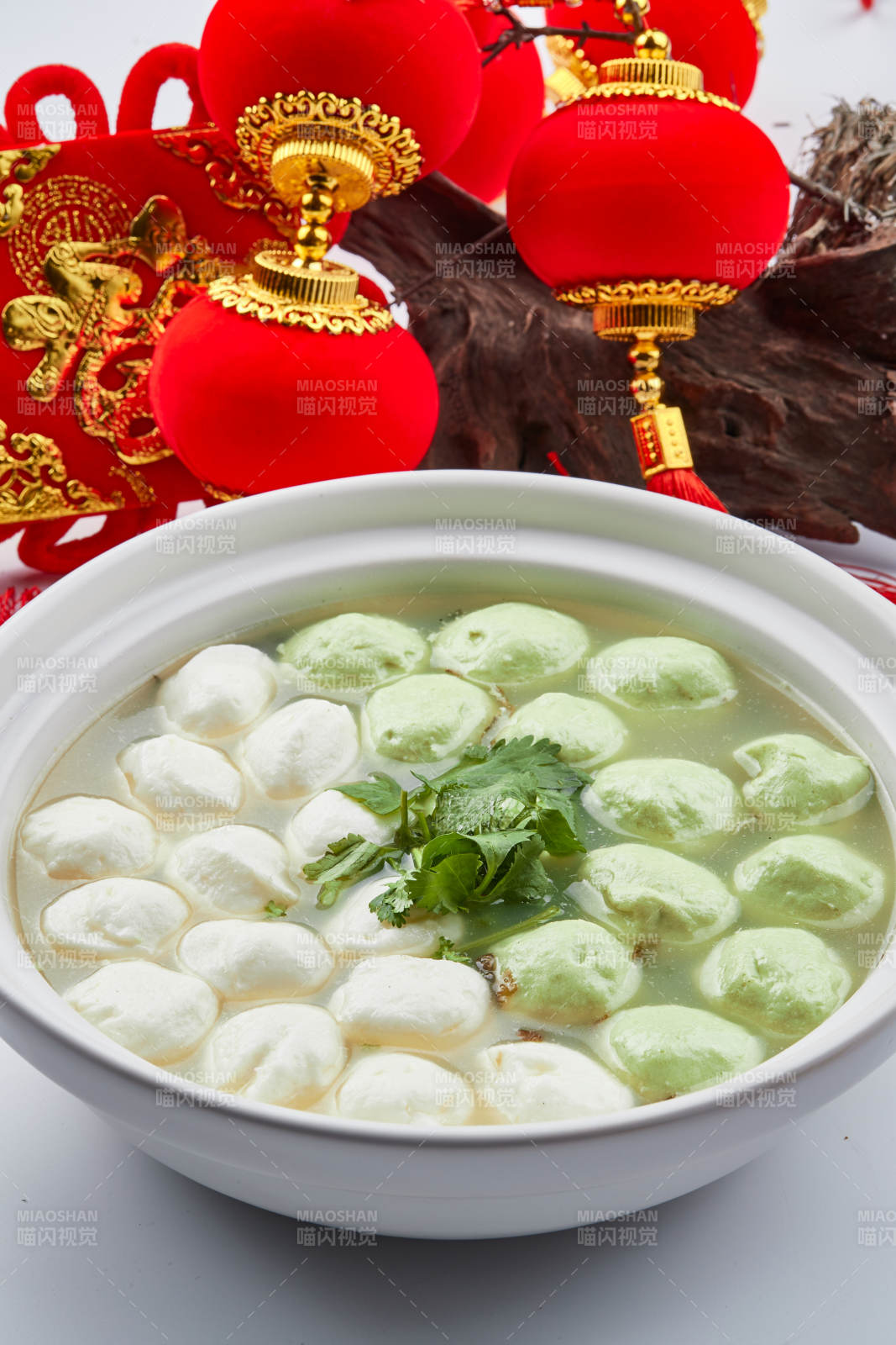 白色砂鍋裝的雙色手打魚丸