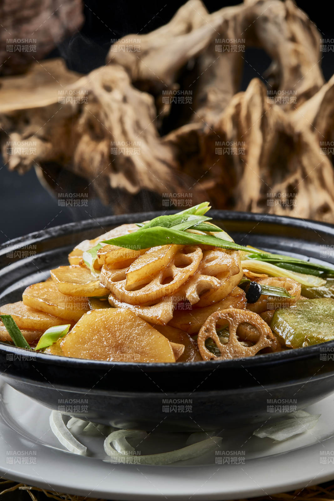 黑色砂锅装的砂锅素三样