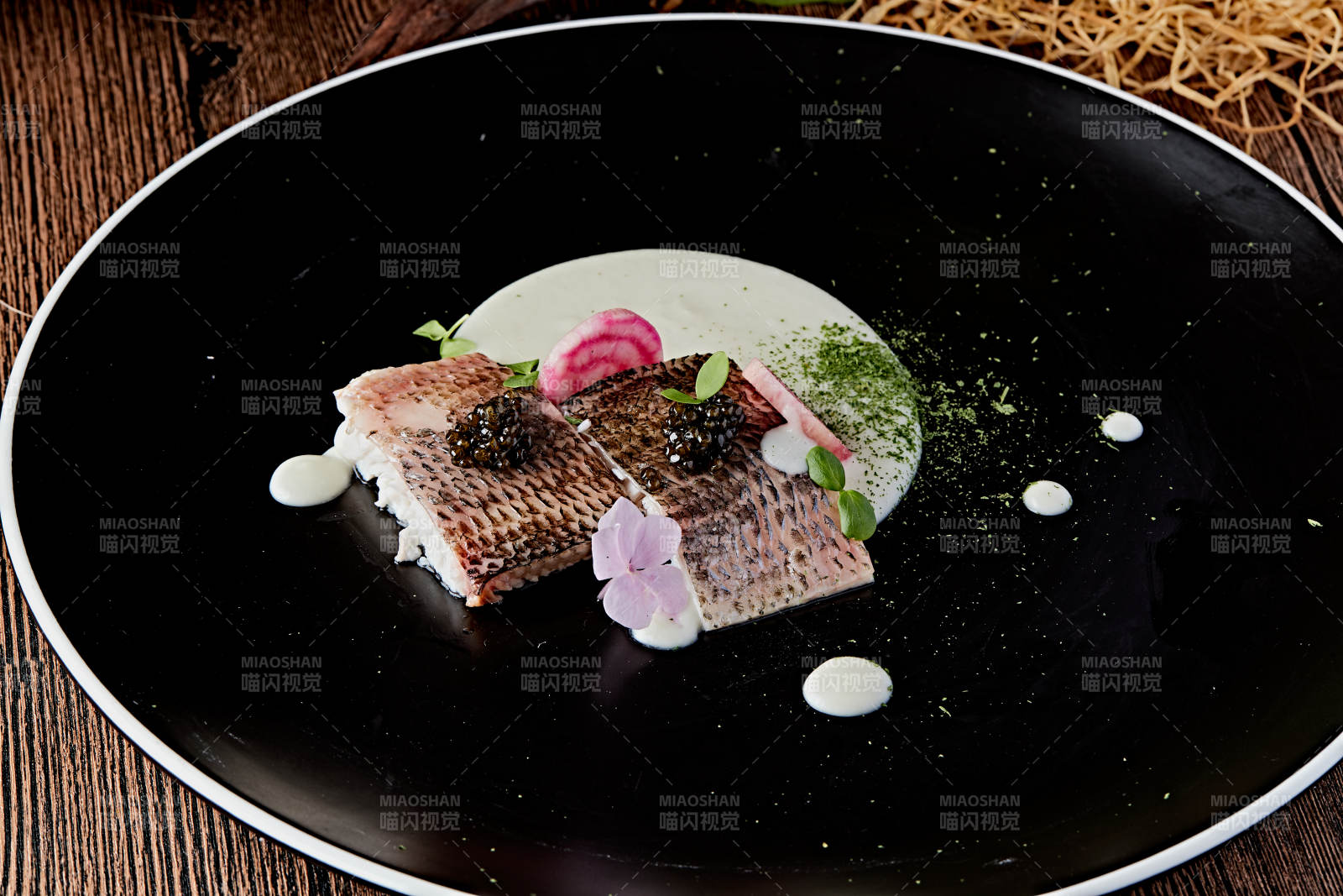 位菜香烤海鲈鱼配黑鱼子酱