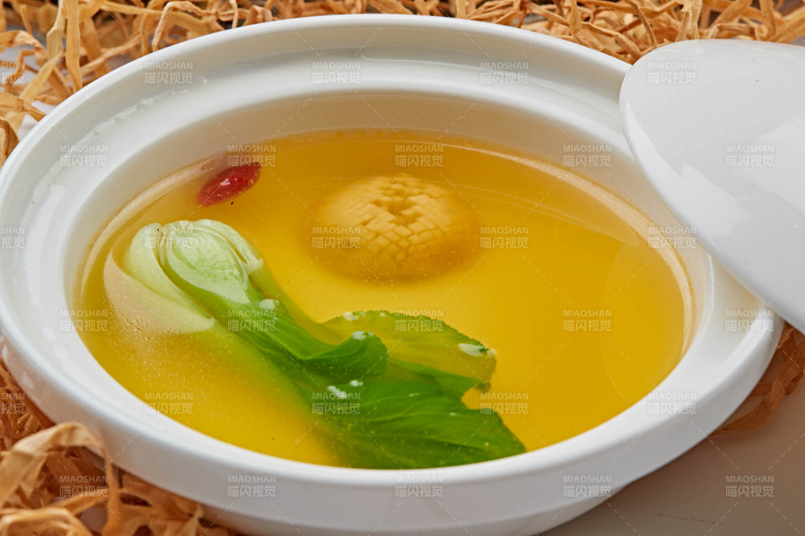 枸杞鮮雞湯燉冬菇