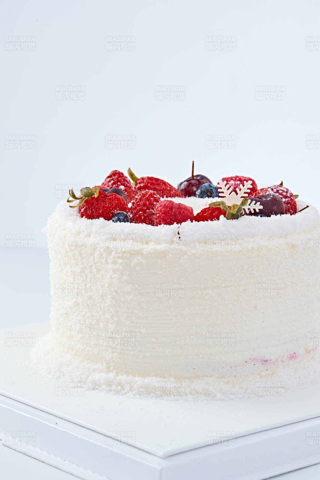 鲜水果椰蓉雪花生日蛋糕