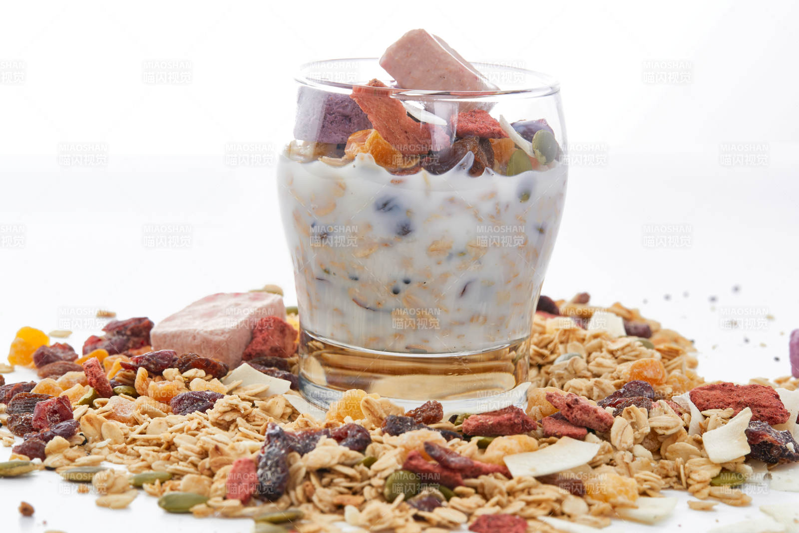 美味健康的营养早餐坚果混合烤燕麦