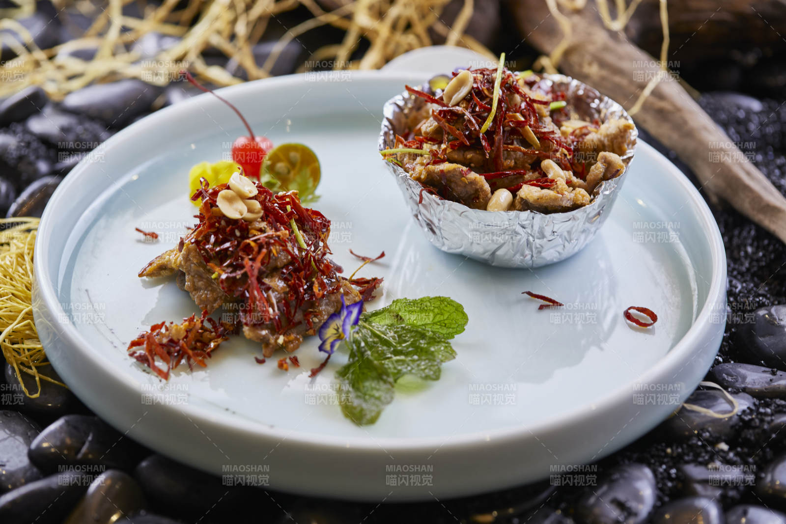 干炸牛里脊配紅椒絲干炸牛肉