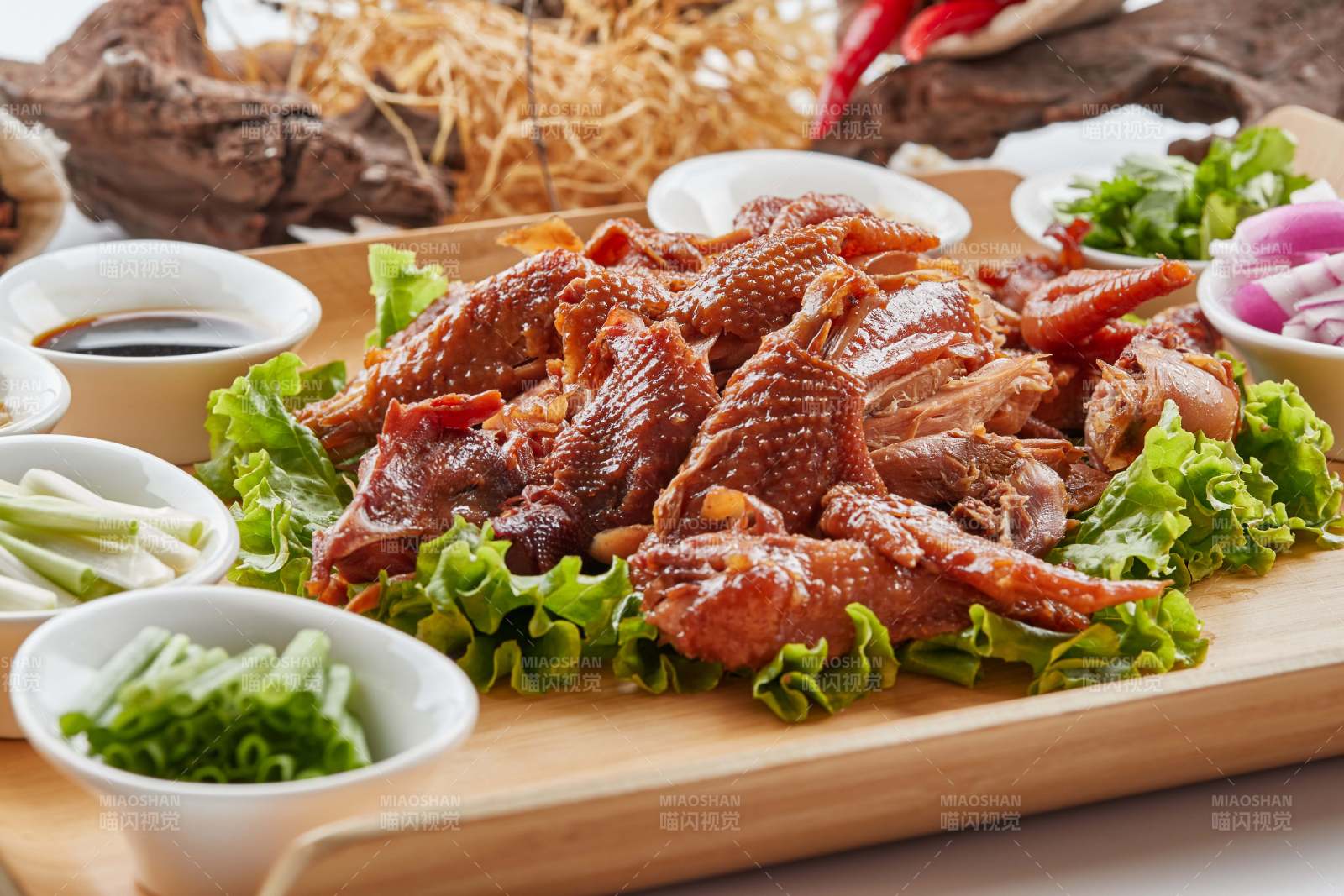 木质托盘装的手撕熏柴鸡