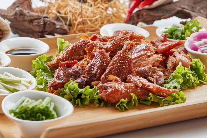 木质托盘装的手撕熏柴鸡