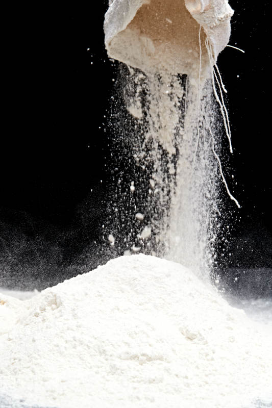 黑色背景上的粗粮荞麦面粉