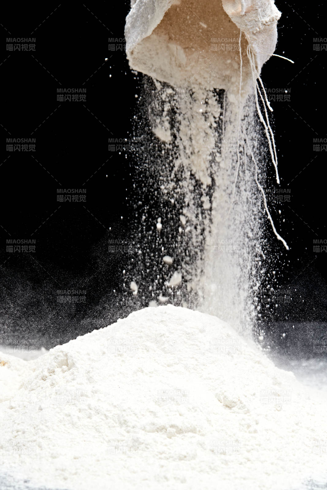 黑色背景上的粗粮荞麦面粉