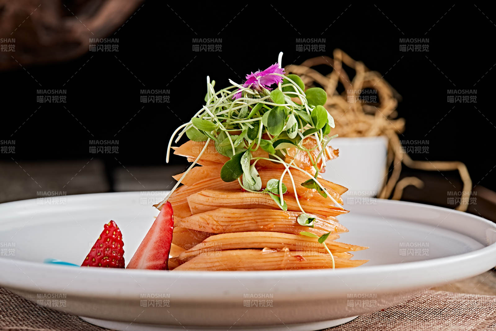 白色瓷盤裝的紅油香辣蘿卜片