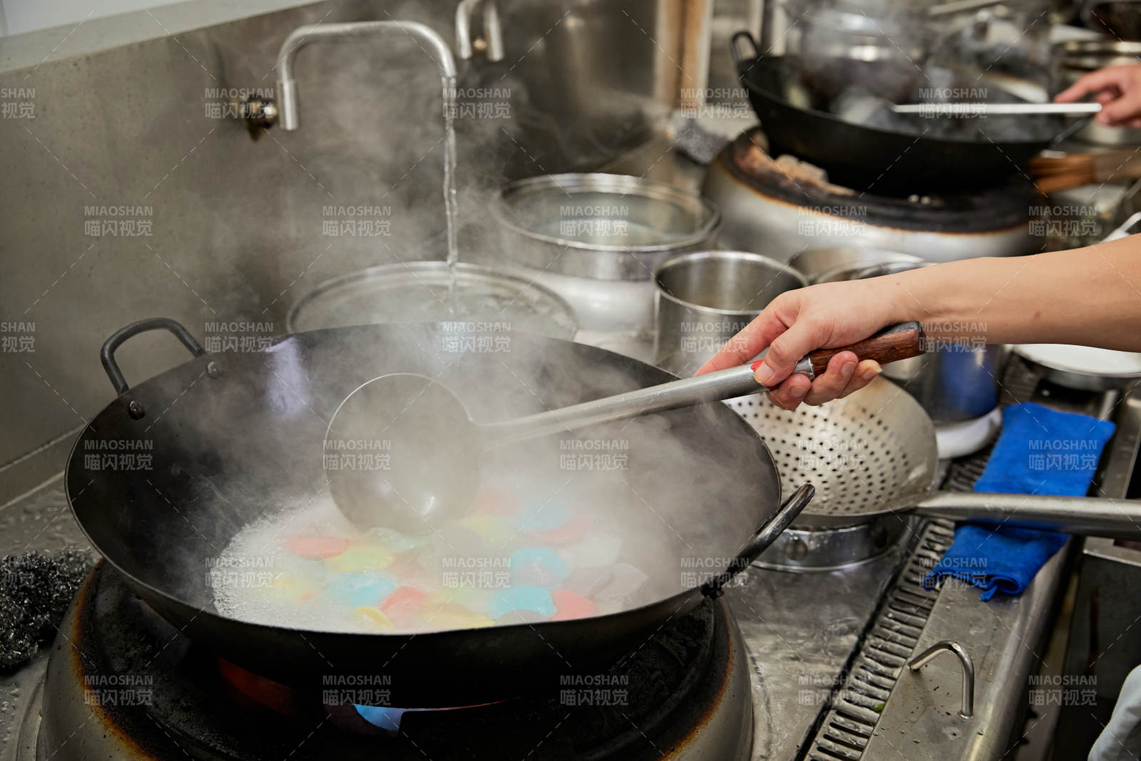 人與食物緊張忙碌的中餐廚房