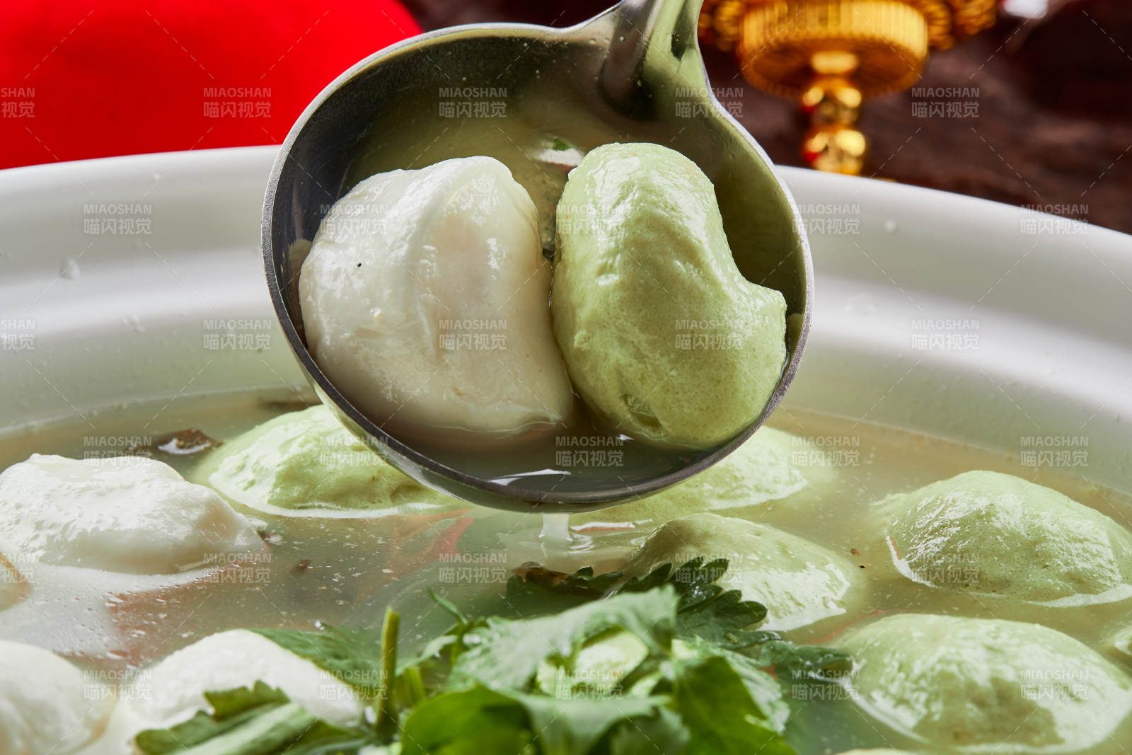 白色砂鍋裝的雙色手打魚丸