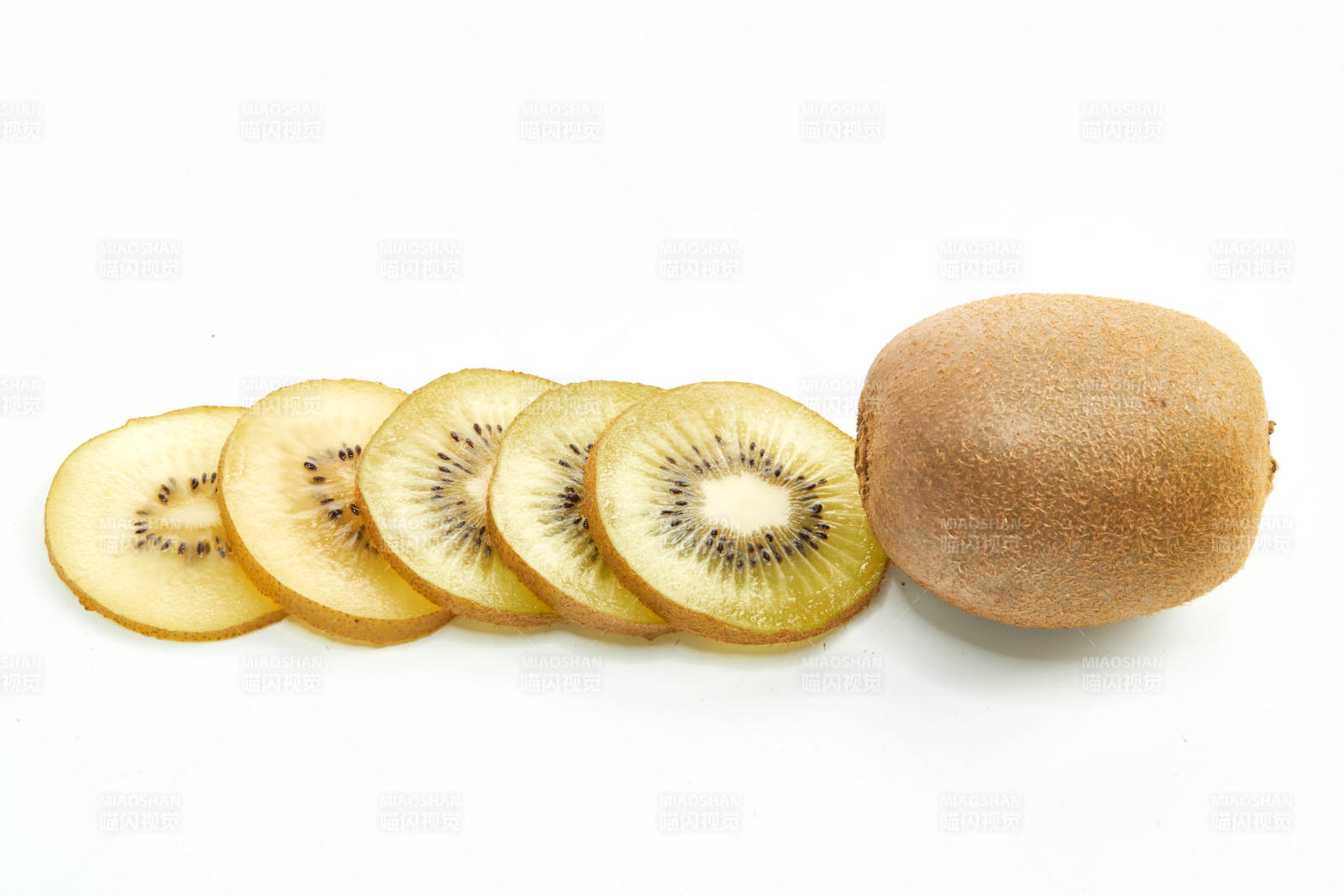 白色背景上擺放的新鮮水嫩獼猴桃
