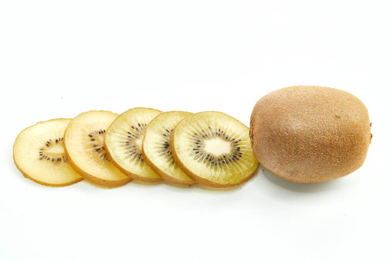 白色背景上摆放的新鲜水嫩猕猴桃