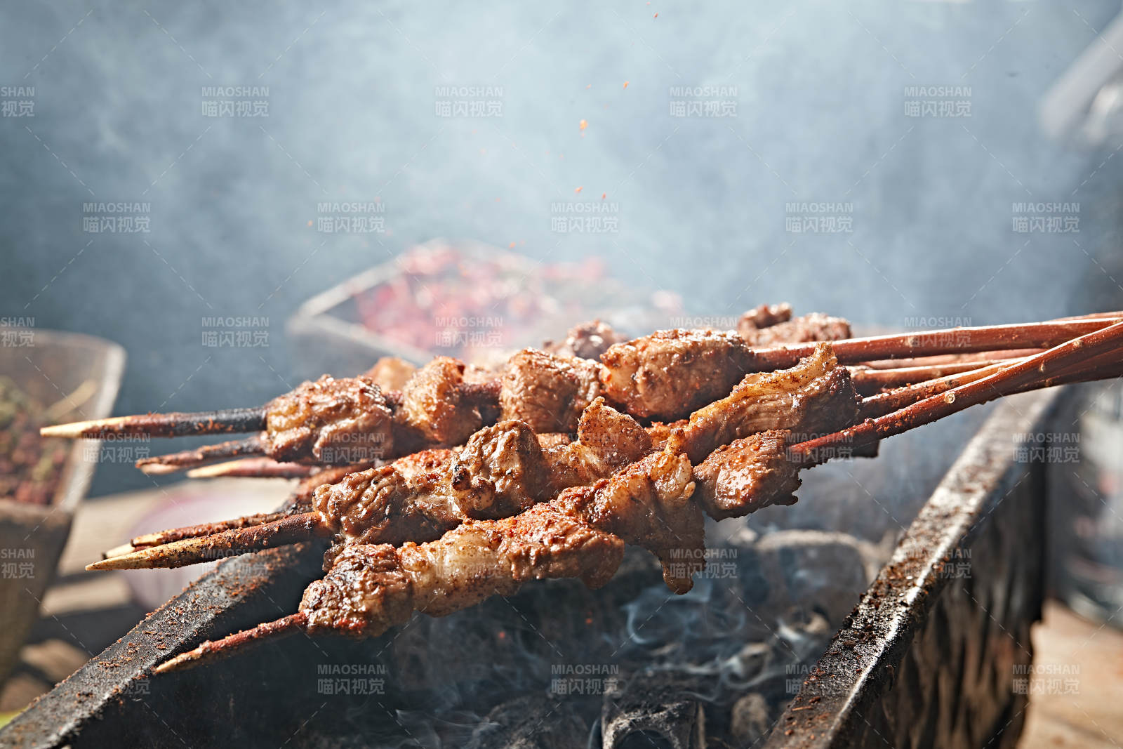 满是烟火气的烤炉上的鲜羊肉新疆红柳大串