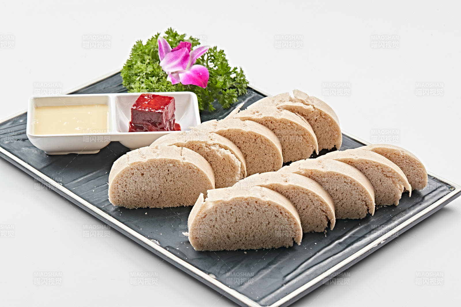 竹制笼屉装的黄金小窝头