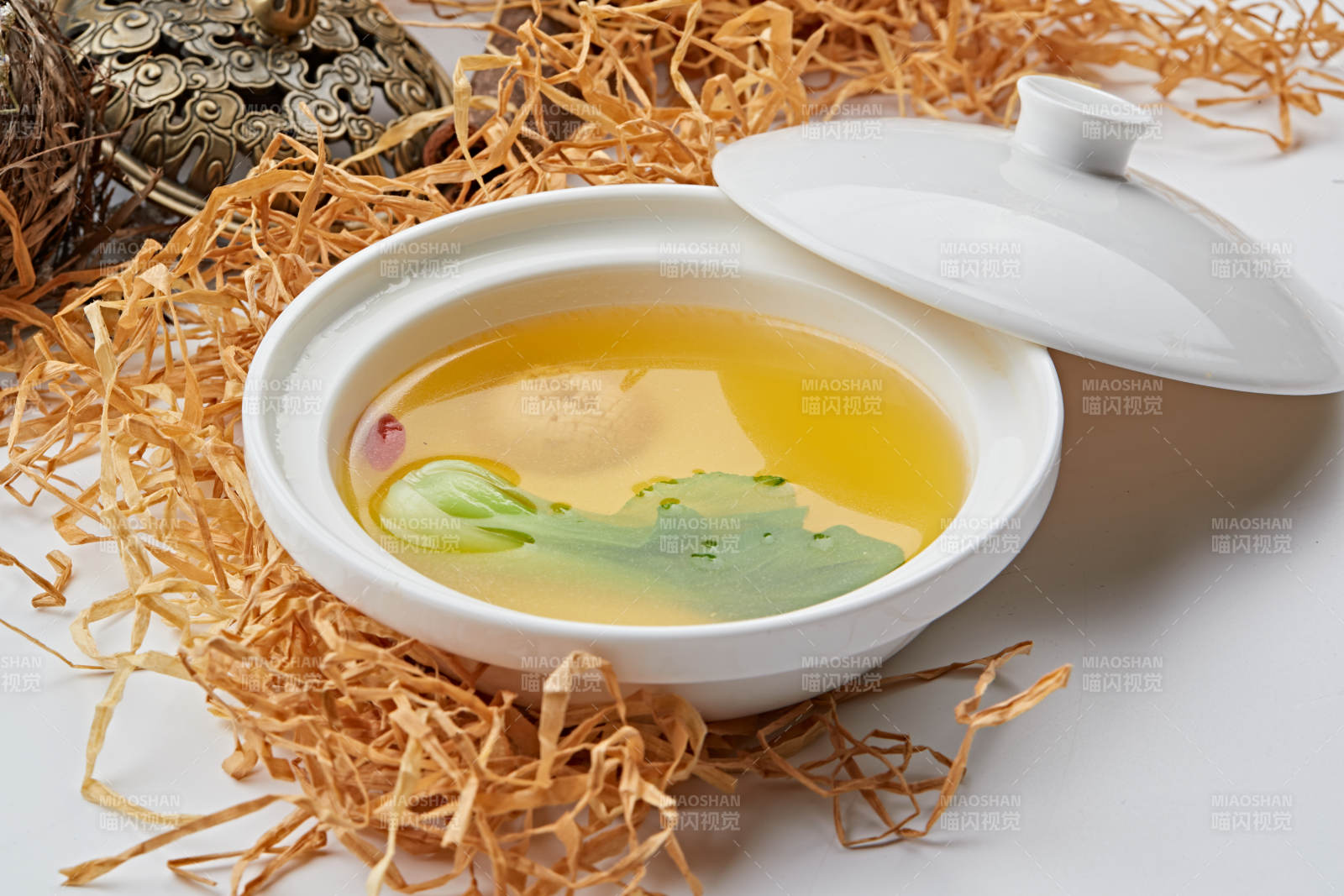 枸杞鲜鸡汤炖冬菇