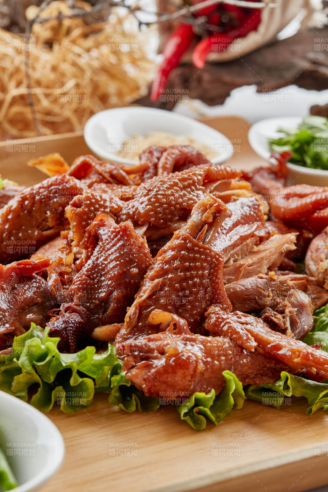 木质托盘装的手撕熏柴鸡
