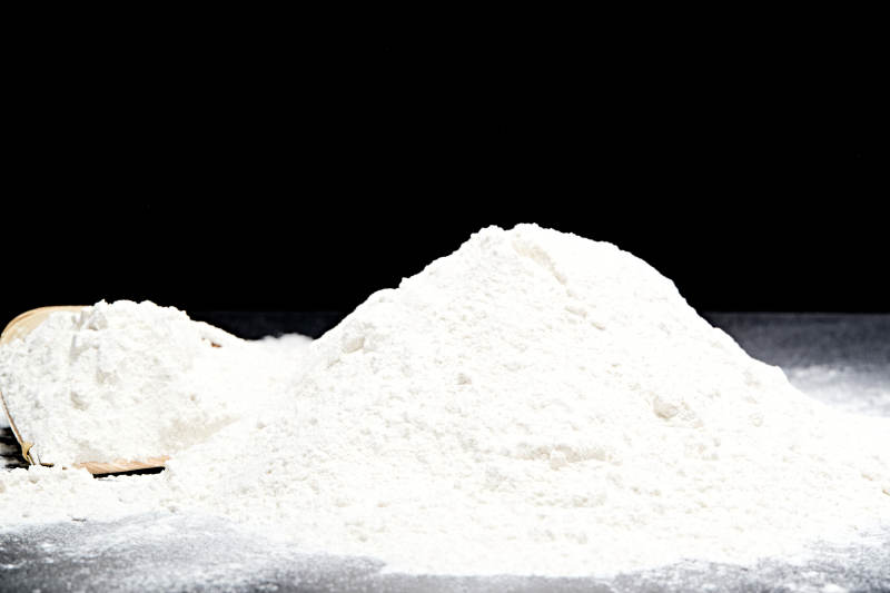 黑色背景上的粗粮荞麦面粉