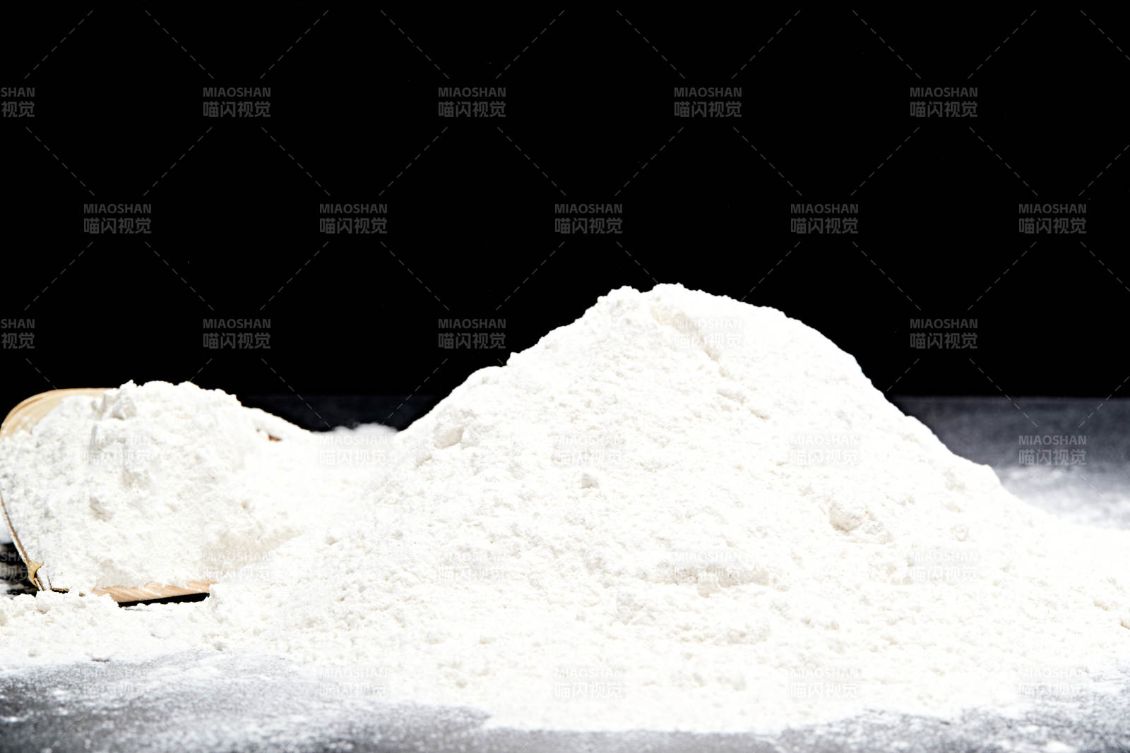 黑色背景上的粗粮荞麦面粉