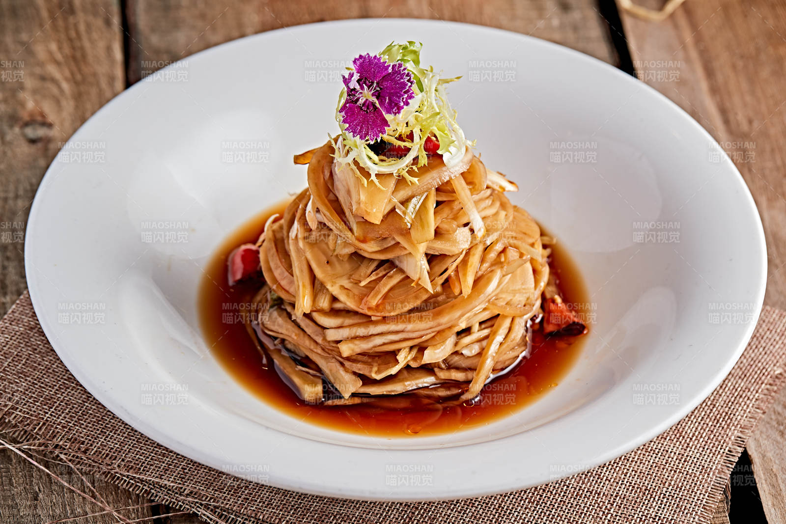 白色瓷盤裝的醋腌蘿卜皮