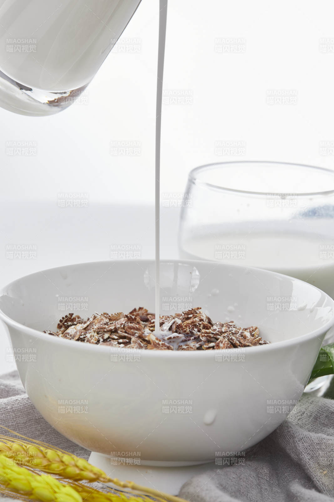 向装满低脂黑燕麦片的碗中倾倒牛奶