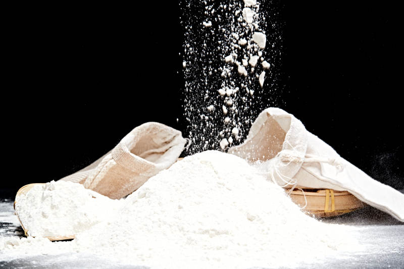 黑色背景上的粗糧蕎麥面粉