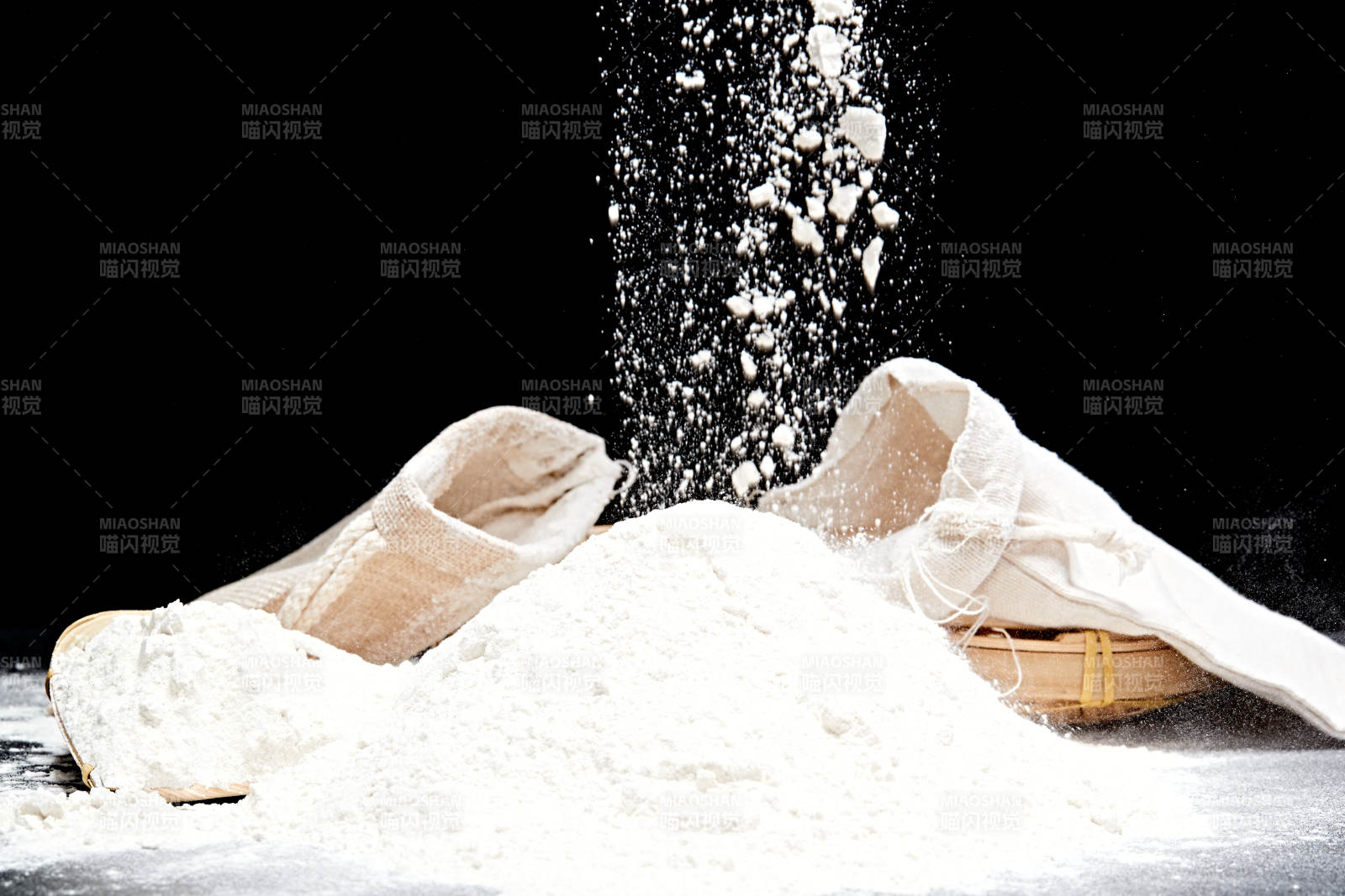 黑色背景上的粗糧蕎麥面粉