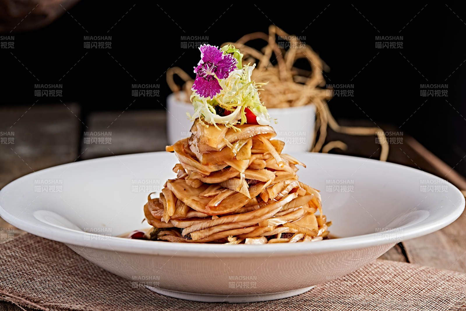 白色瓷盘装的醋腌萝卜皮