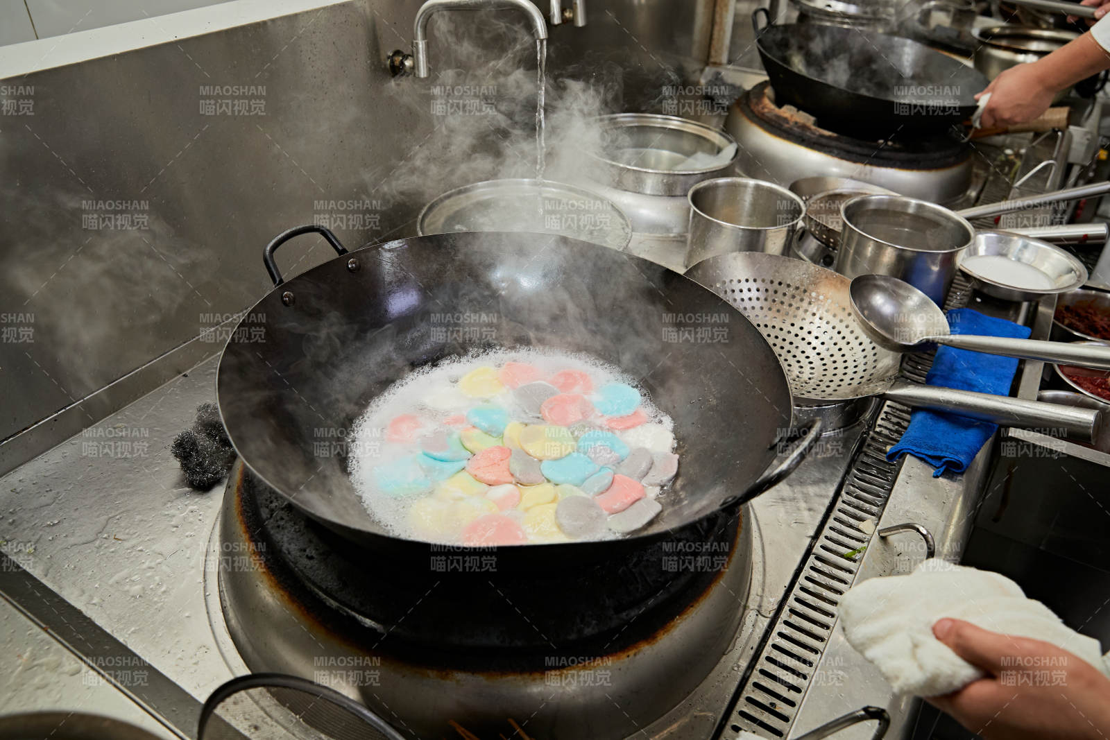 人與食物緊張忙碌的中餐廚房