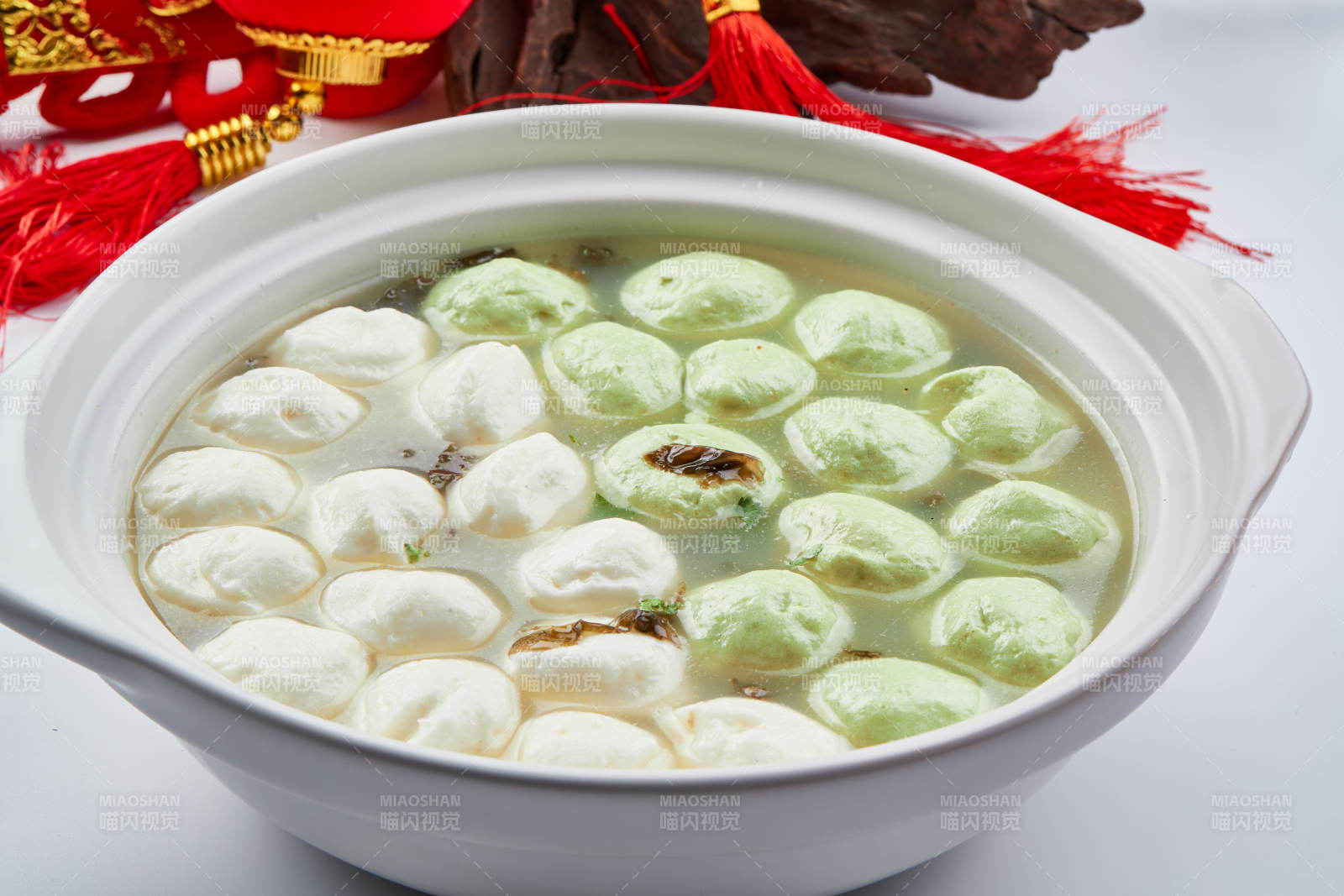 白色砂鍋裝的雙色手打魚丸