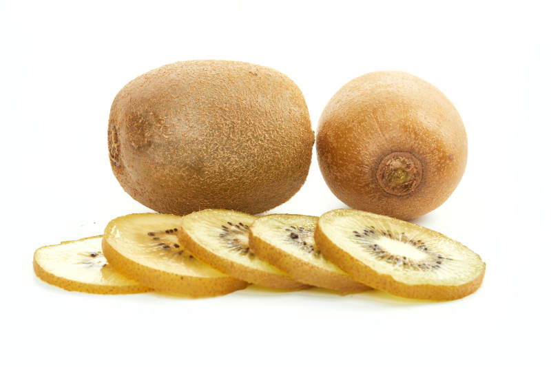 白色背景上摆放的新鲜水嫩猕猴桃