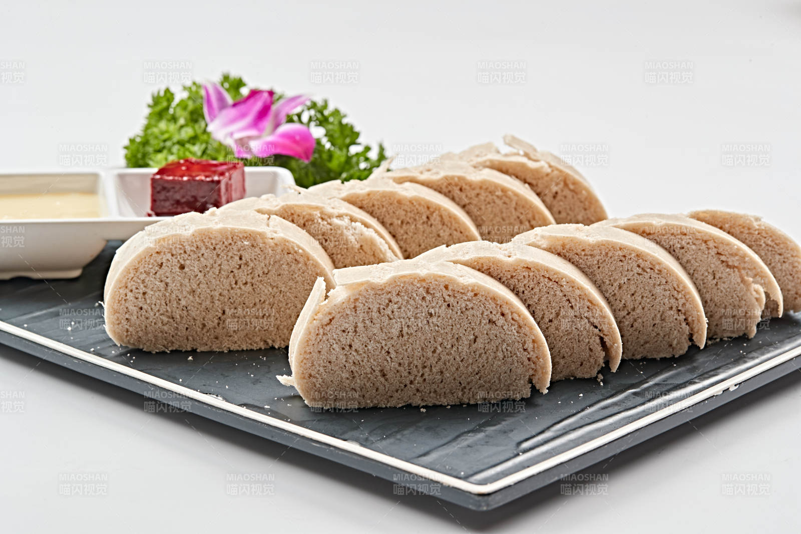 竹制笼屉装的黄金小窝头