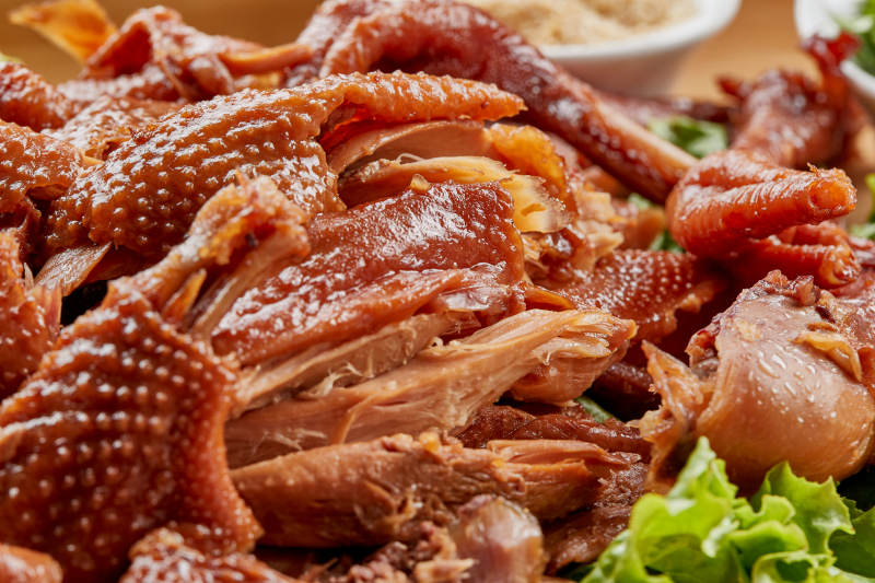 木质托盘装的手撕熏柴鸡