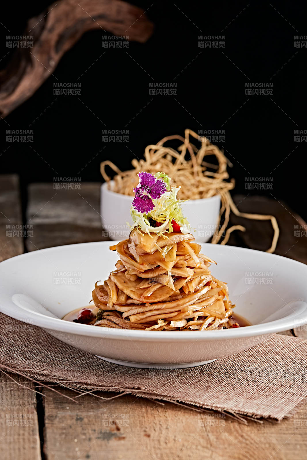 白色瓷盘装的醋腌萝卜皮