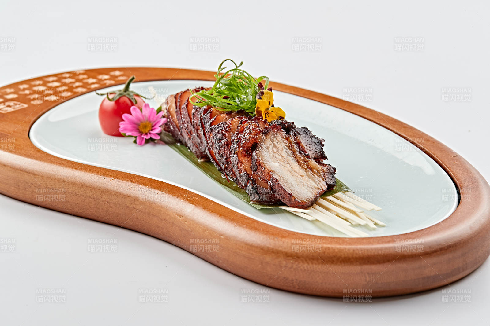 精美餐具装的港式烧腊猪梅肉