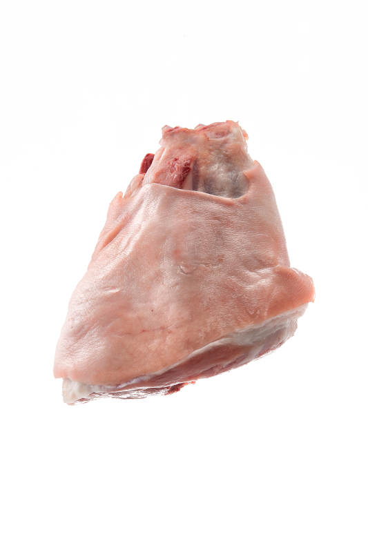 白色背景下的生鮮豬肘子