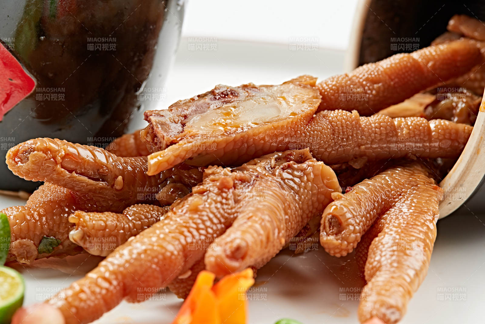 精美餐具裝的鹵味雞腳