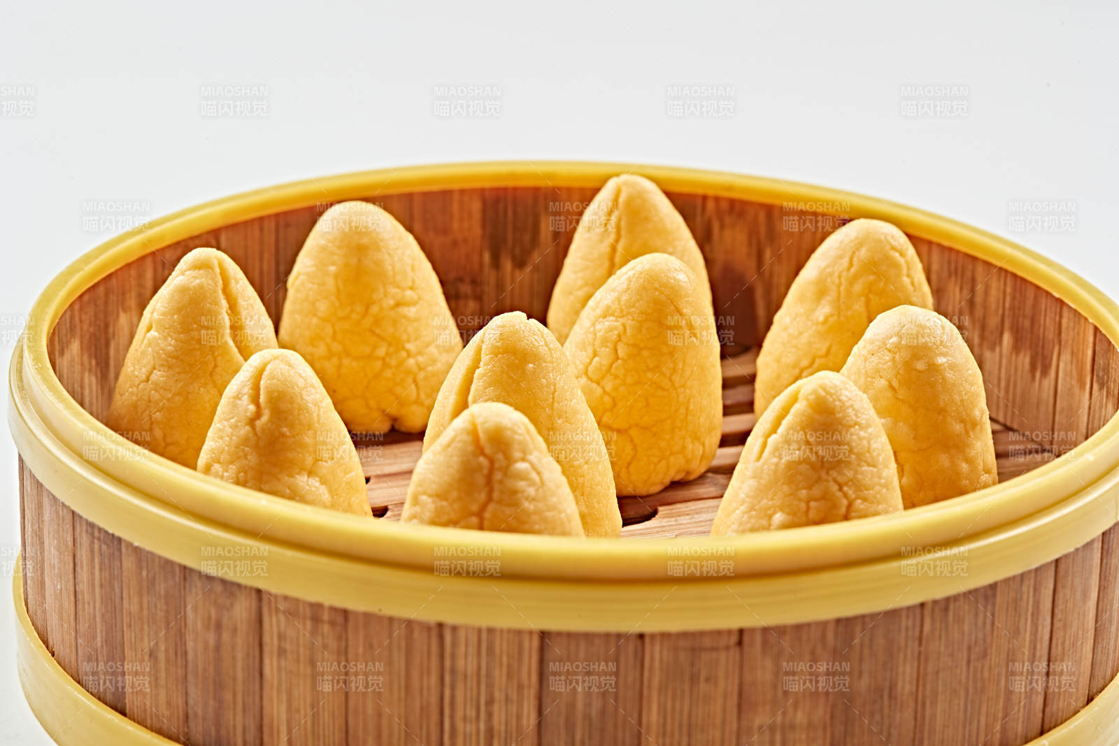 竹制籠屜裝的黃金小窩頭