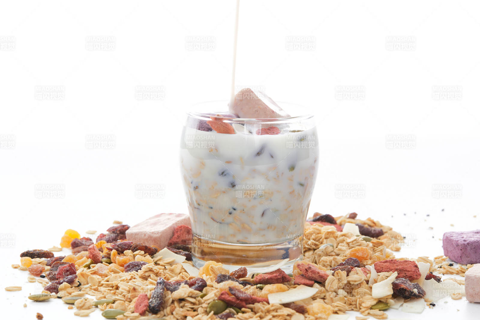 美味健康的营养早餐坚果混合烤燕麦