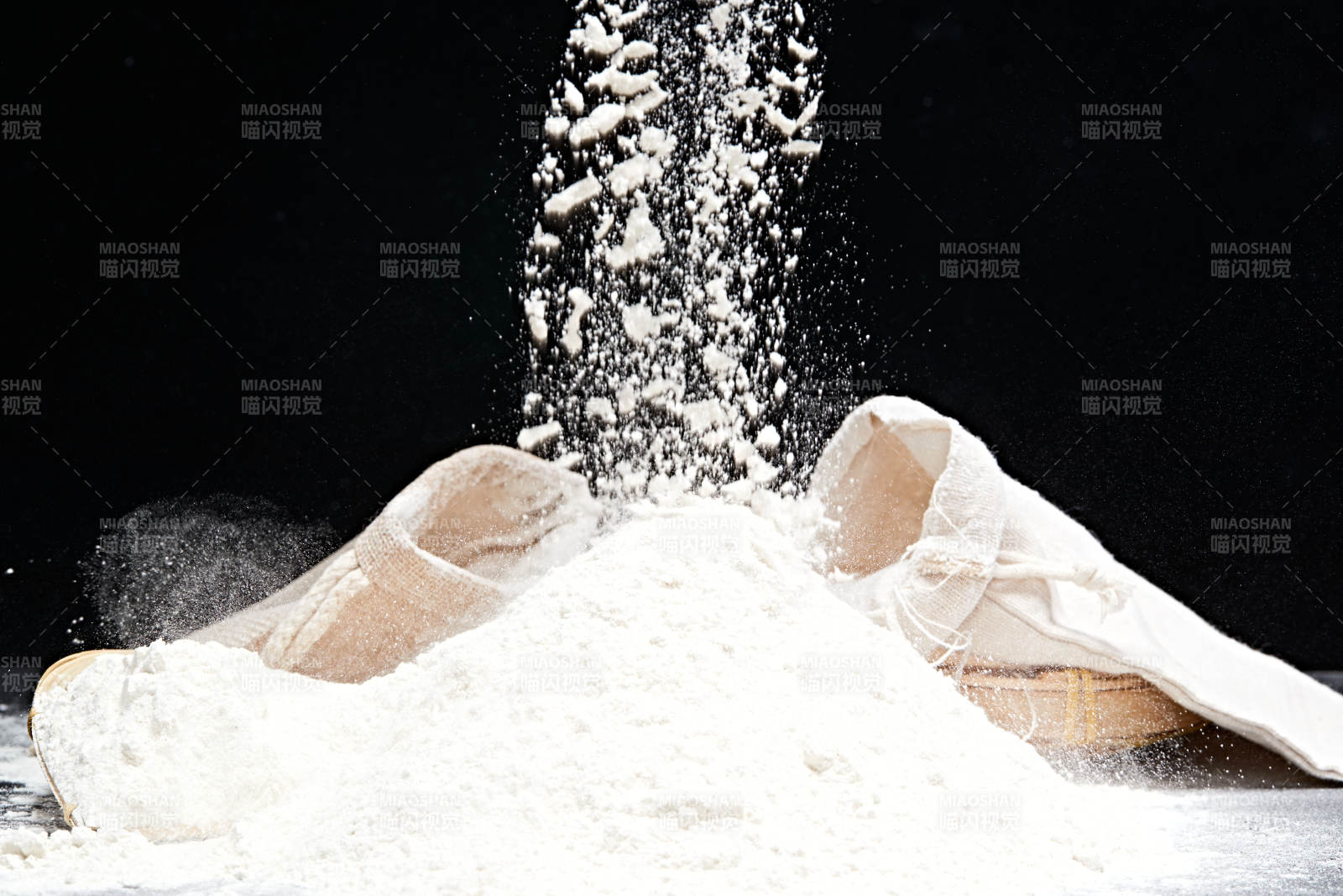黑色背景上的粗粮荞麦面粉