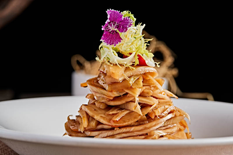 白色瓷盘装的醋腌萝卜皮