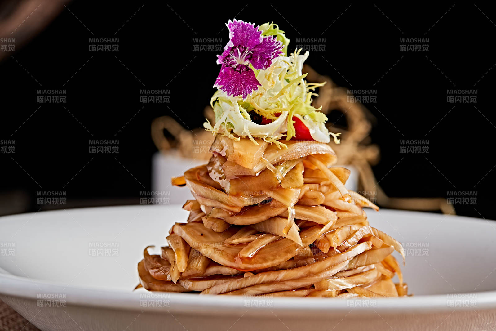 白色瓷盘装的醋腌萝卜皮