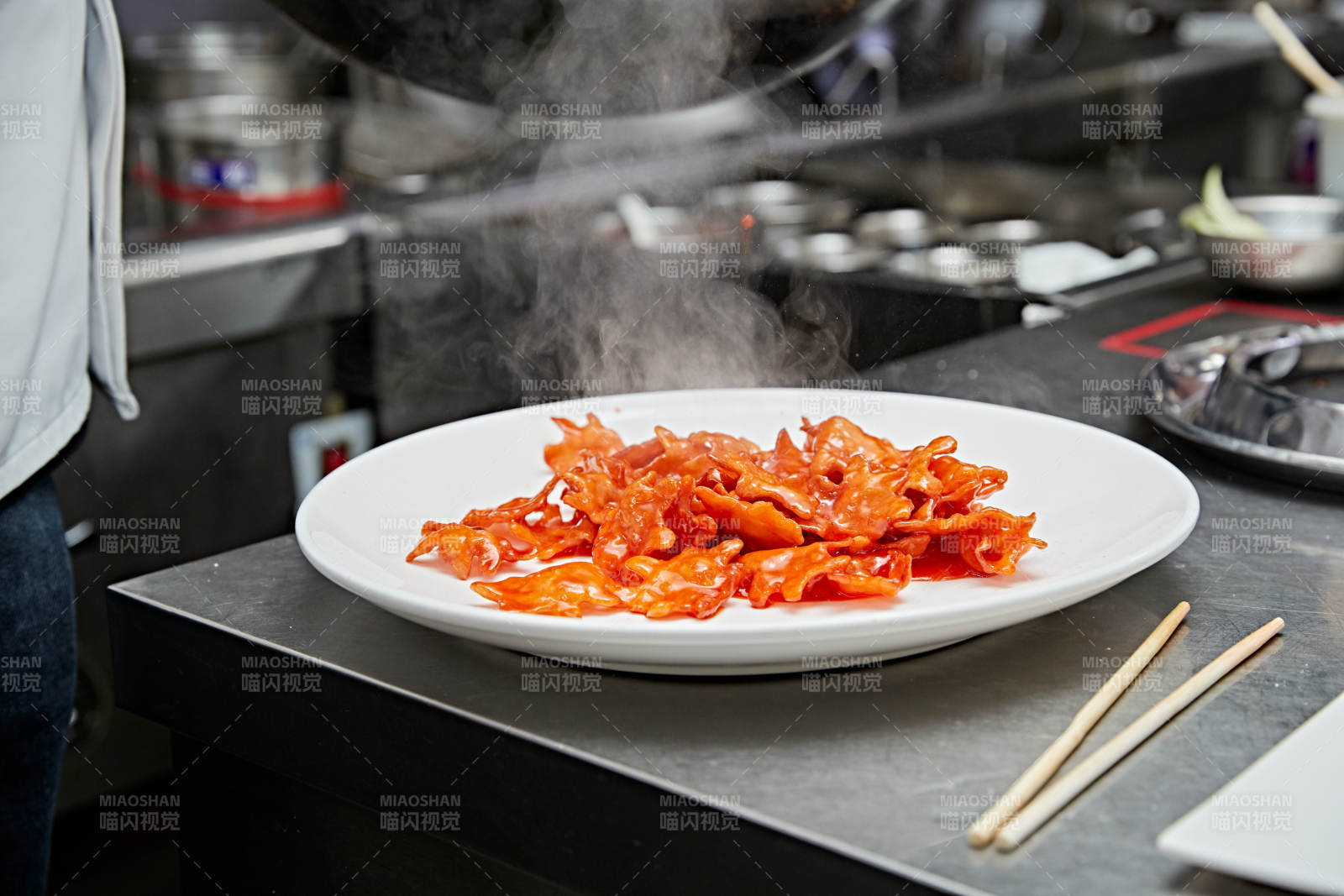人與食物緊張忙碌的中餐廚房