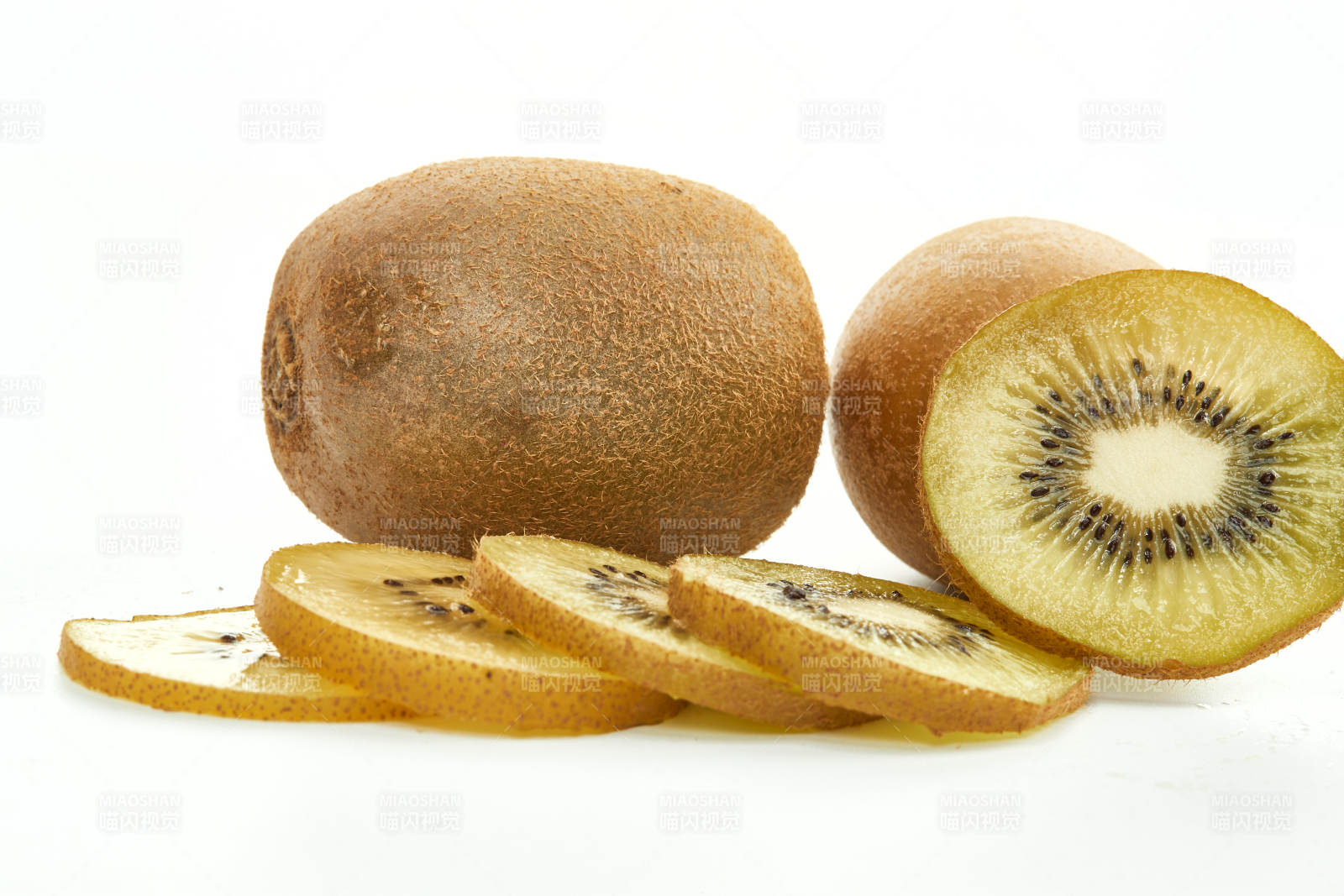 白色背景上摆放的新鲜水嫩猕猴桃