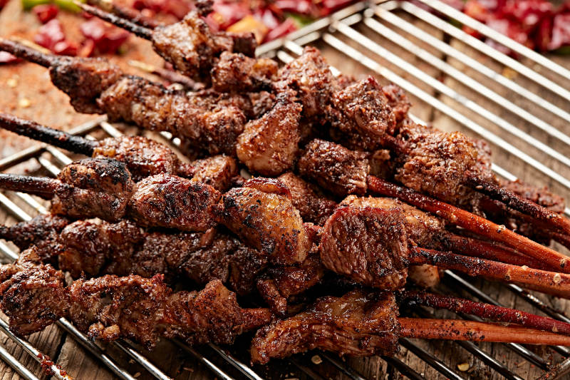 满是烟火气的烤炉上的鲜羊肉新疆红柳大串
