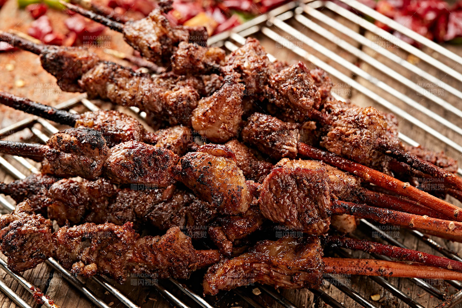 满是烟火气的烤炉上的鲜羊肉新疆红柳大串