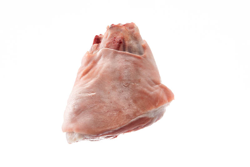 白色背景下的生鮮豬肘子