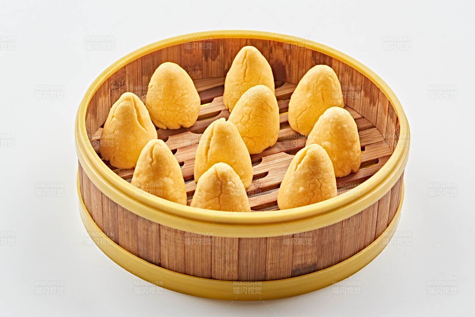 竹制笼屉装的黄金小窝头