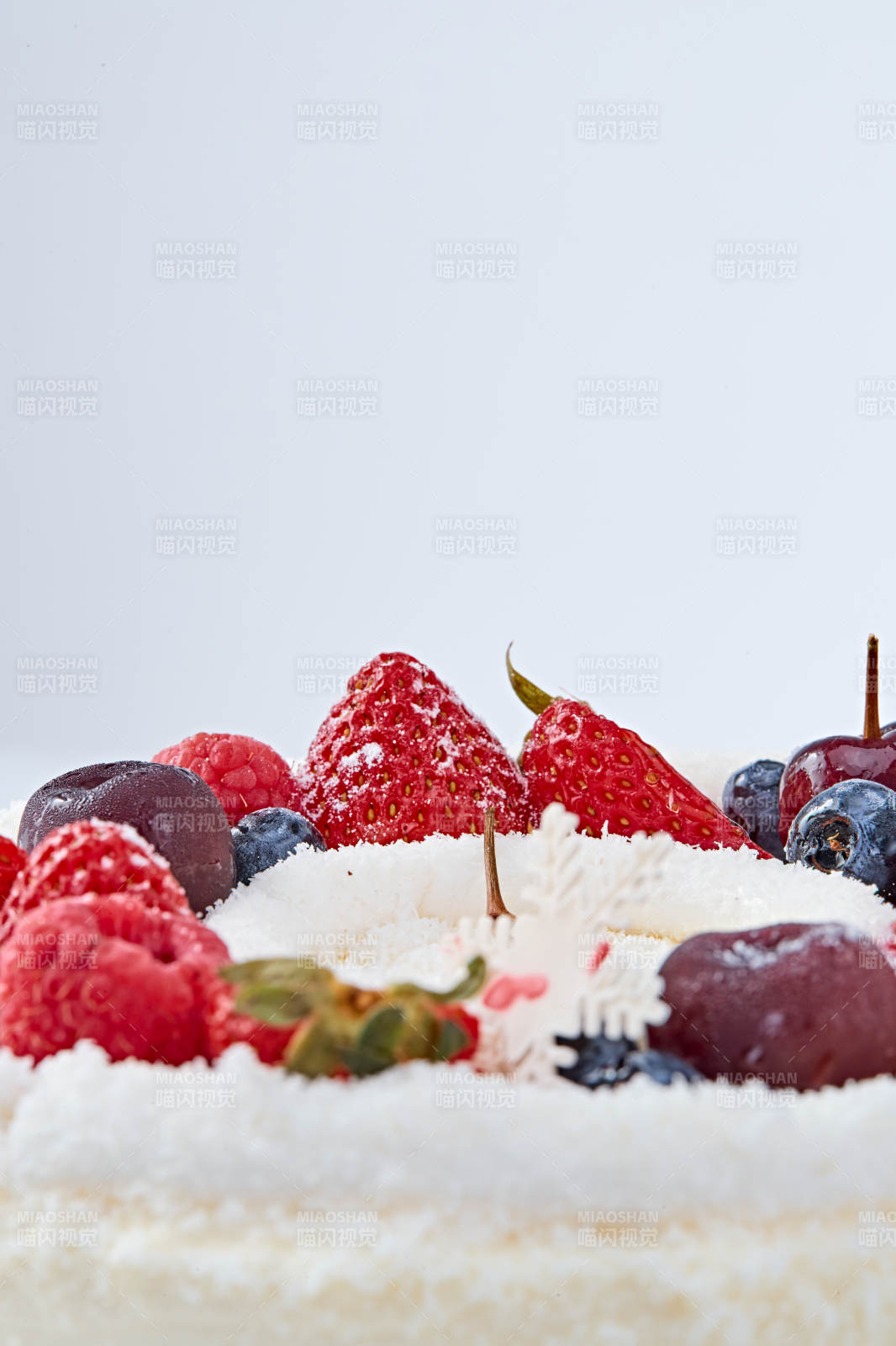 鲜水果椰蓉雪花生日蛋糕